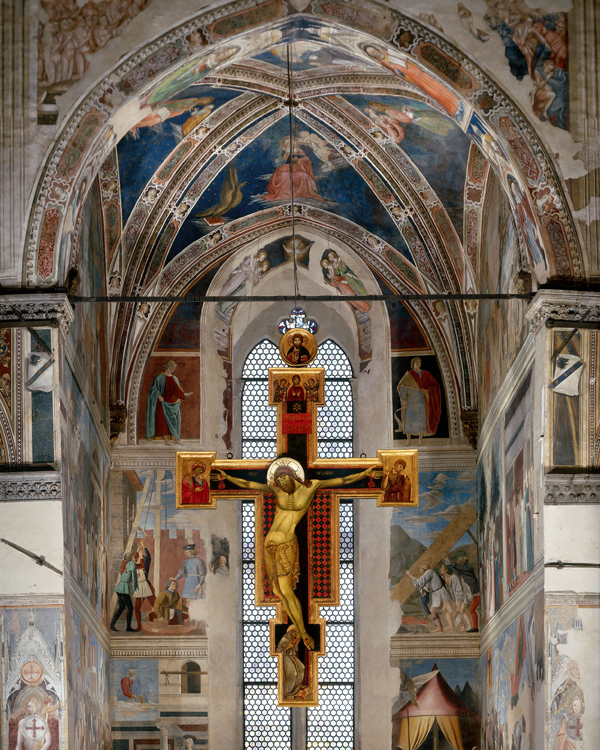 Arezzo, basilica di San Francesco, cappella maggiore: il crocifisso duecentesco del Maestro di San Francesco e, sulle pareti, le Storie della Vera Croce di Piero della Francesca